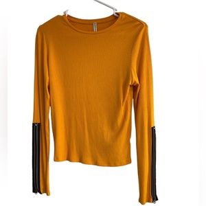 Emma & Sam top size L, long sleeve zíper detail , orange color